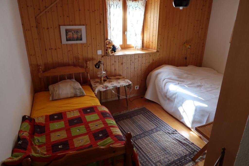 Habitación pequeña con 2 camas y ventana en Bourg-saint-Pierre : le cachet d'antan, en Bourg-Saint-Pierre