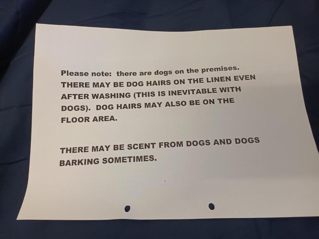 un cartel que dice que los perros son perros en las instalaciones en Single Room in Wollongong near Uni en Keiraville