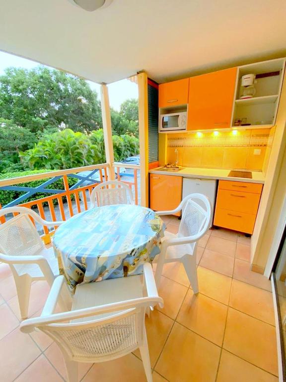 Kuchyň nebo kuchyňský kout v ubytování Color Garden - Studio Martinique