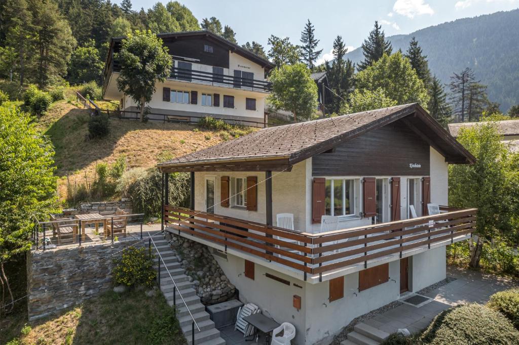 einem Luftblick auf ein Haus mit einer Terrasse in der Unterkunft Kirschstein OG in Fiesch