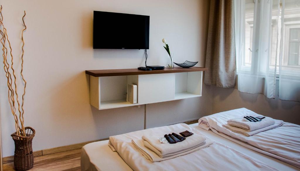 Posteľ alebo postele v izbe v ubytovaní Molnar Apartment Cozy City Center Retreat for 2 AC & Perfect Location!