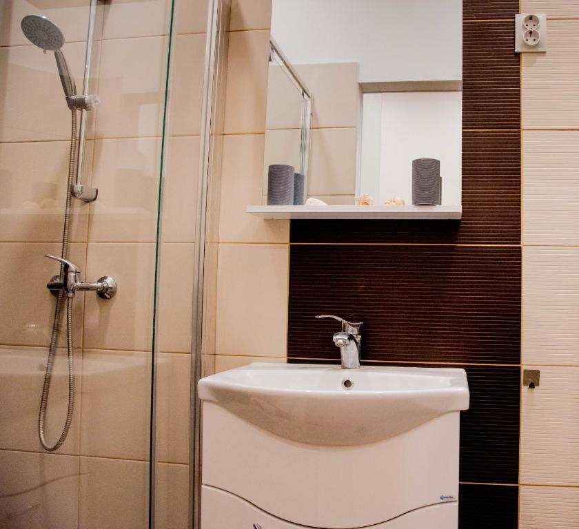 Kúpeľňa v ubytovaní Molnar Apartment Cozy City Center Retreat for 2 AC & Perfect Location!