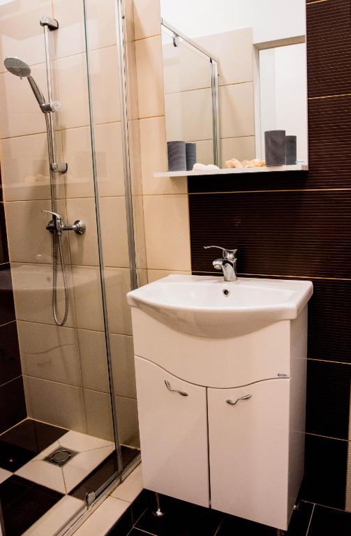 Kúpeľňa v ubytovaní Molnar Apartment Cozy City Center Retreat for 2 AC & Perfect Location!