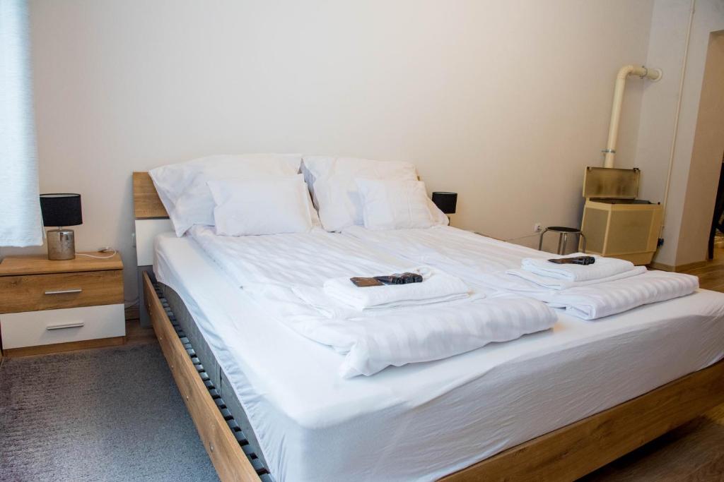 Posteľ alebo postele v izbe v ubytovaní Molnar Apartment Cozy City Center Retreat for 2 AC & Perfect Location!