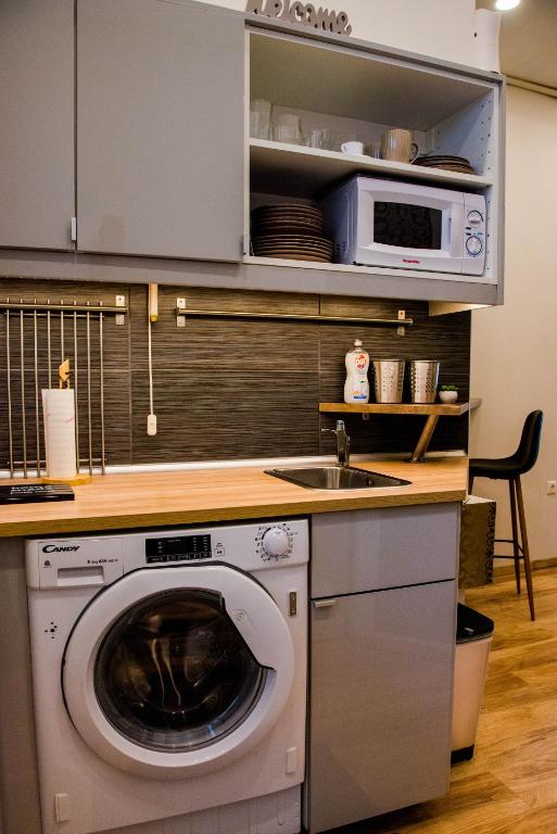Kuchyňa alebo kuchynka v ubytovaní Molnar Apartment Cozy City Center Retreat for 2 AC & Perfect Location!