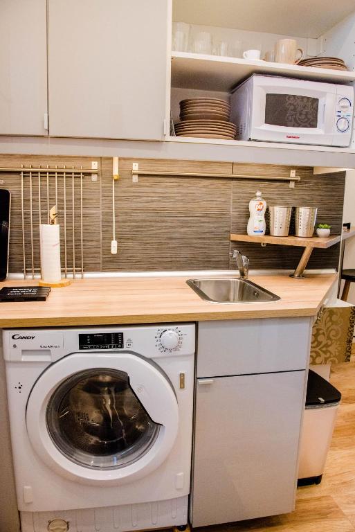 Kuchyňa alebo kuchynka v ubytovaní Molnar Apartment Cozy City Center Retreat for 2 AC & Perfect Location!