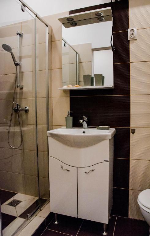 Kúpeľňa v ubytovaní Molnar Apartment Cozy City Center Retreat for 2 AC & Perfect Location!