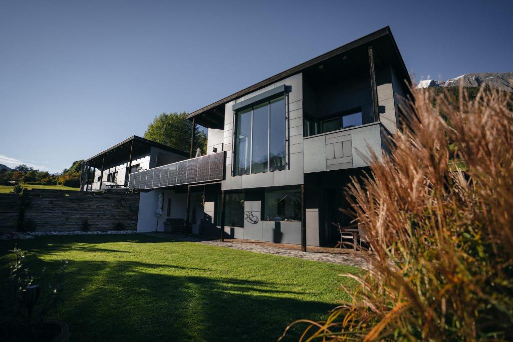 una casa con un patio de hierba delante de ella en Landart-Appartements, en Virgen