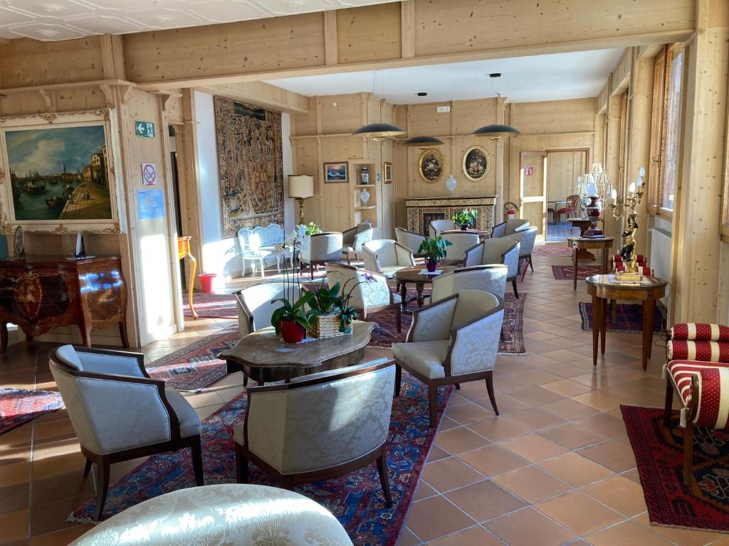 Reštaurácia alebo iné gastronomické zariadenie v ubytovaní Hotel Nevada