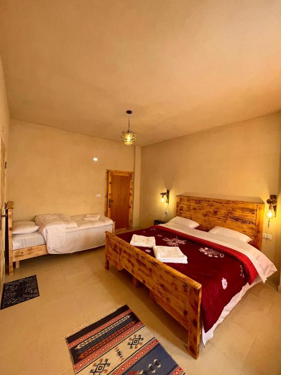 Postel nebo postele na pokoji v ubytování Jabal Dana Hotel - the highest hotel in Jordan