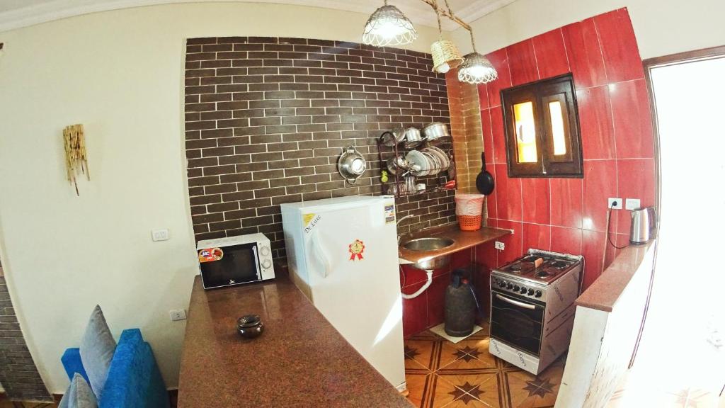 Kuchyň nebo kuchyňský kout v ubytování The Spot el assalaa apartments