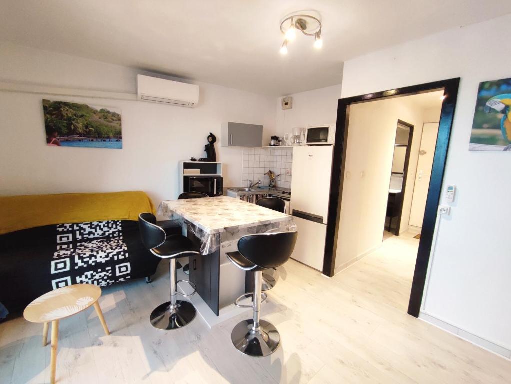 Kuchyňa alebo kuchynka v ubytovaní Appartement VALRAS-PLAGE bord de mer
