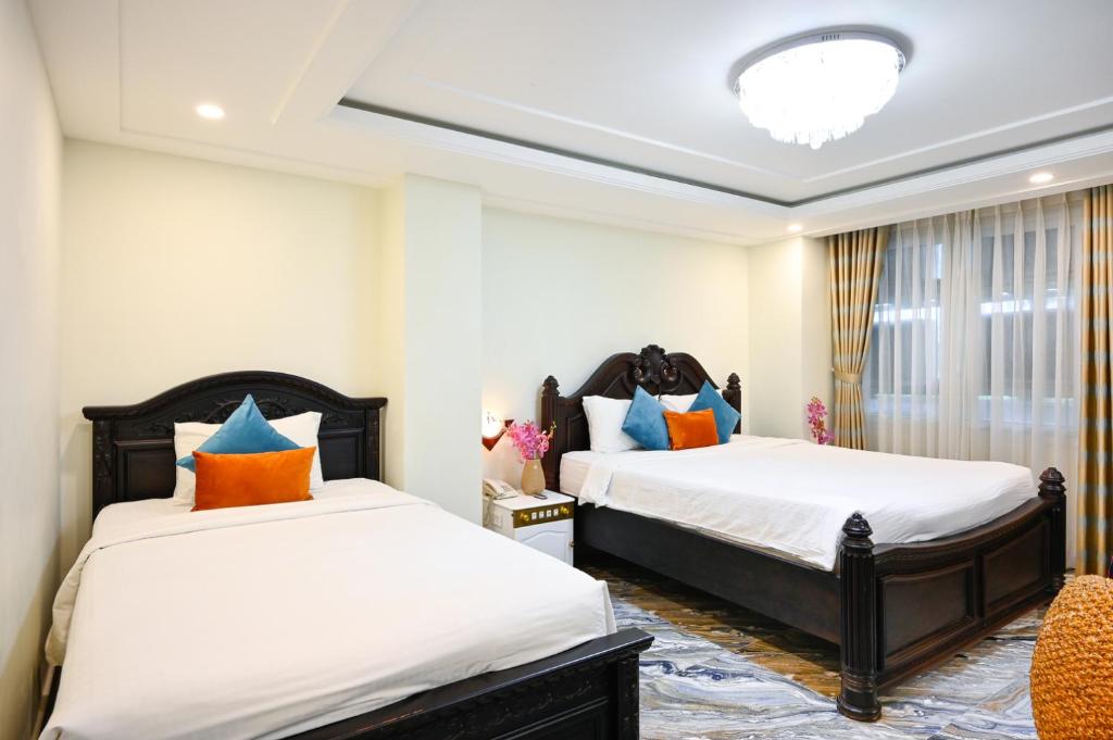 Giường trong phòng chung tại Nicecy Saigon Hotel