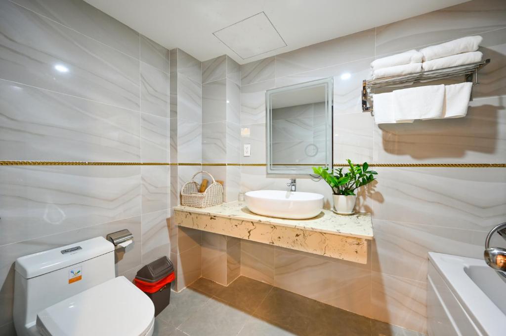 Phòng tắm tại Nicecy Saigon Hotel
