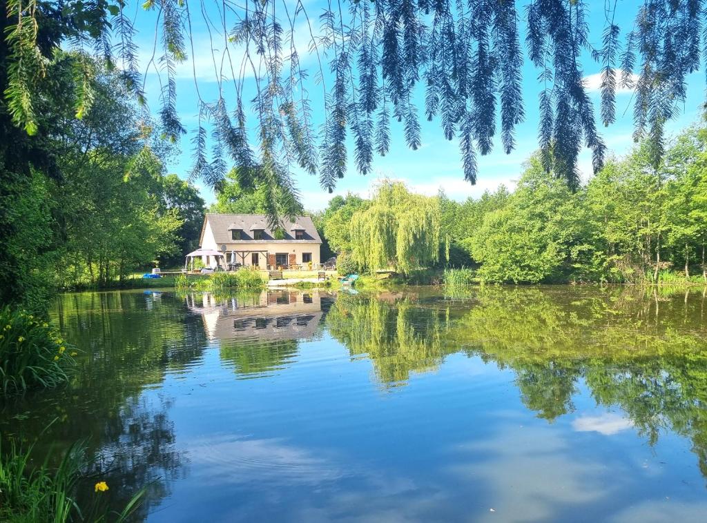 una casa en el río en un parque en Firs Lake, en Ruillé-le-Gravelais