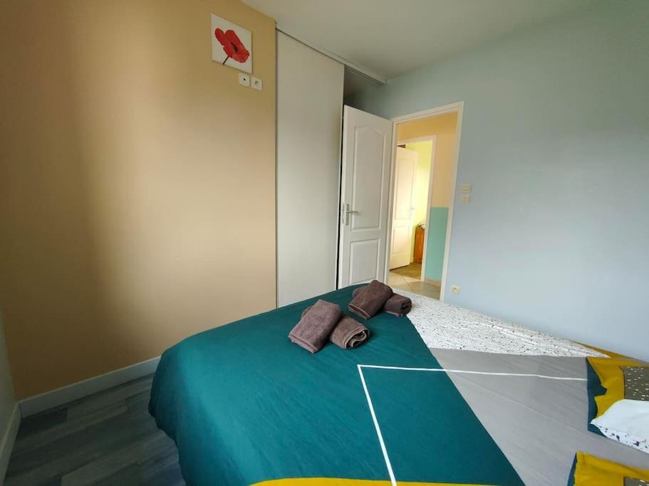 Stolný tenis v ubytovaní Les hauteurs de Beauval avec piscine à 1km du zoo alebo v jeho okolí