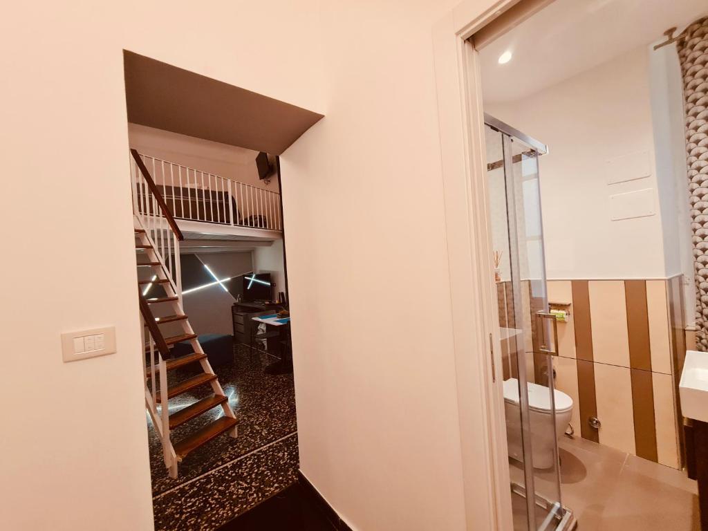 einen Flur mit einer Treppe in einem Zimmer in der Unterkunft Centro Acquario San Giorgio in Genua