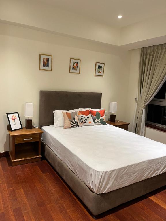 - une chambre avec un grand lit et 2 tables de chevet dans l'établissement Cinnamon Life - Luxury 2 Bedroom Apartment., à Colombo