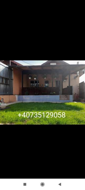 图尔恰Central city house的一张建筑物的照片,上面有时间印章