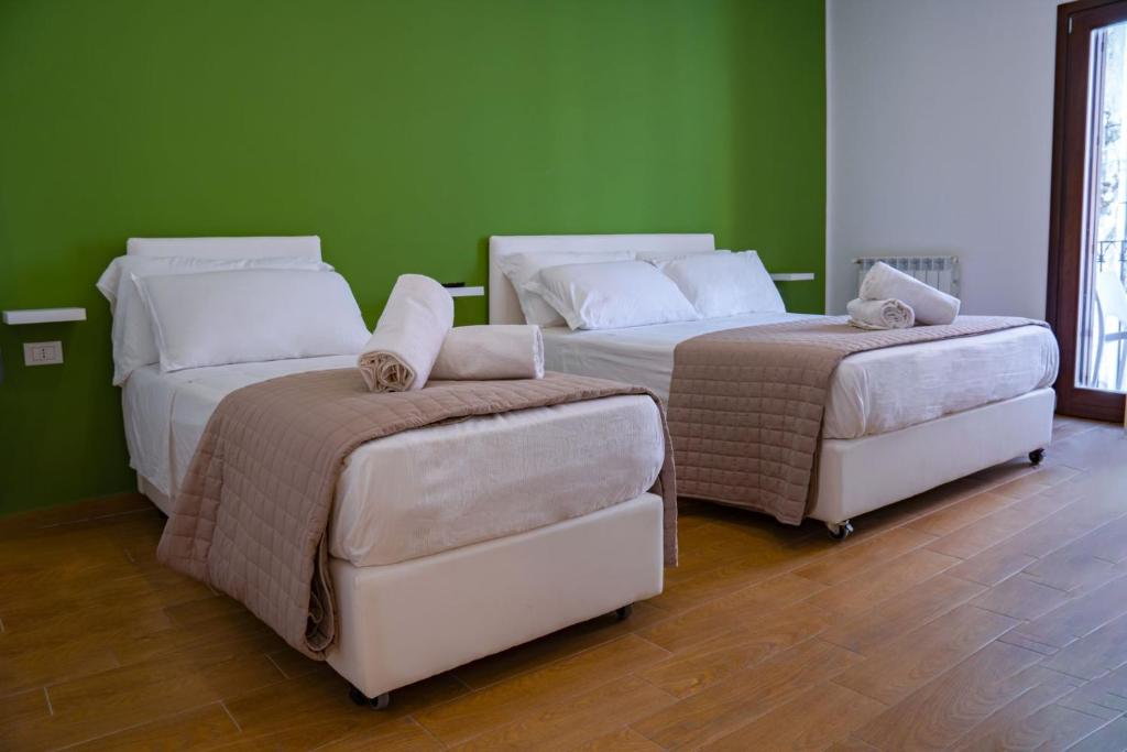 A bed or beds in a room at Verdirooms158