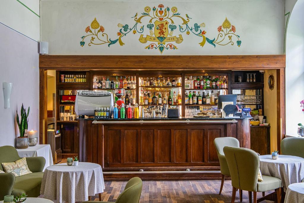 Hol lub bar w obiekcie Hotel Lago di Braies