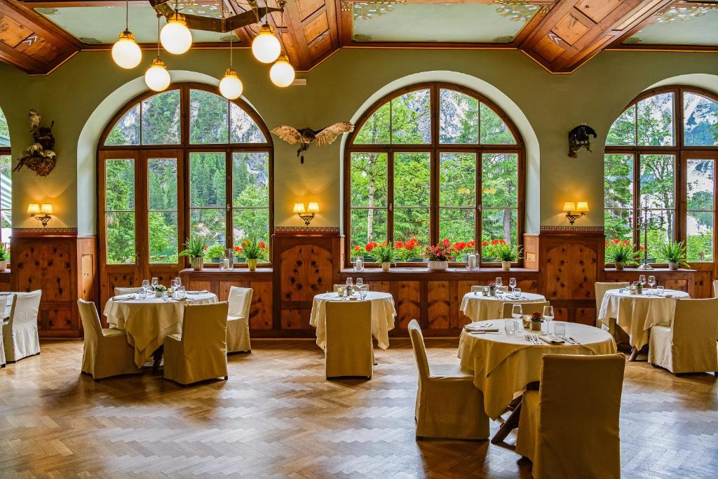 Restauracja lub miejsce do jedzenia w obiekcie Hotel Lago di Braies