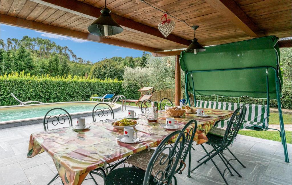 Bazén v ubytovaní Awesome Home In Camaiore With Wifi alebo v jeho blízkosti
