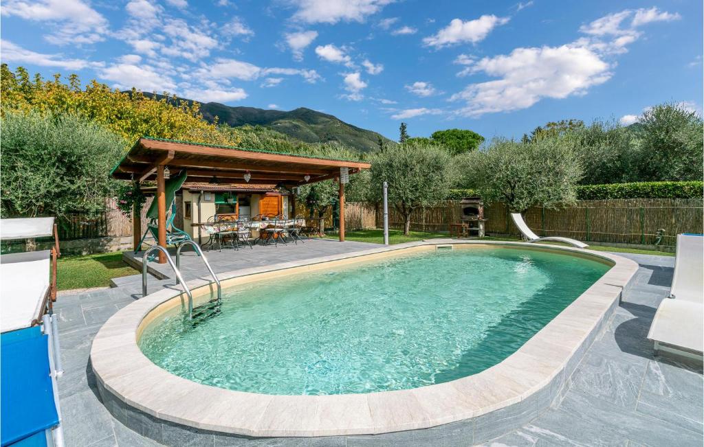 Bazén v ubytovaní Awesome Home In Camaiore With Wifi alebo v jeho blízkosti