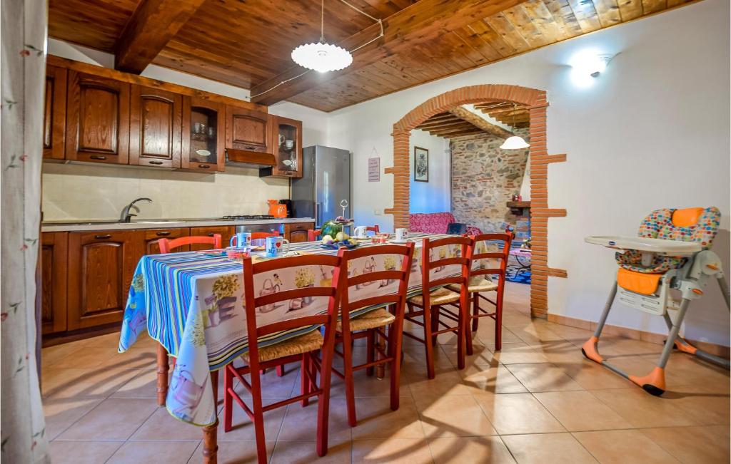 Kuchyňa alebo kuchynka v ubytovaní Awesome Home In Camaiore With Wifi