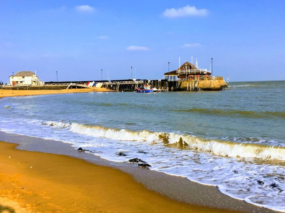 Amazing seaside home 5mins from beach with HOT TUB - Housity