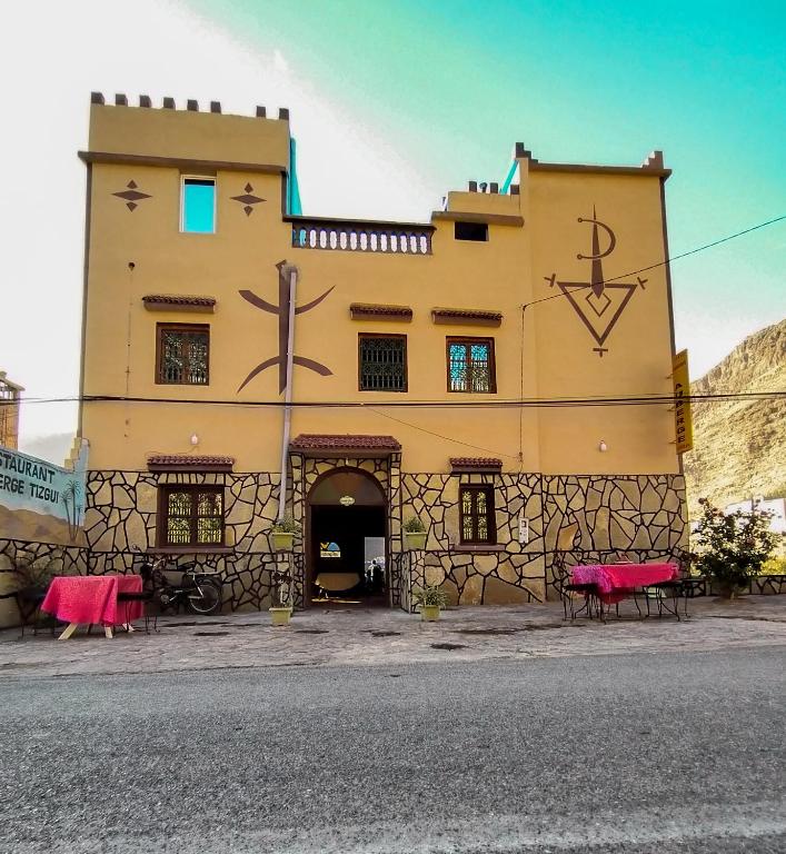 un edificio con una cruz a su lado en auberge restaurant tizgui, en Tinerhir