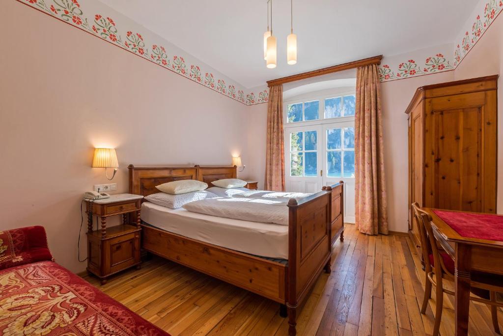 Łóżko lub łóżka w pokoju w obiekcie Hotel Lago di Braies