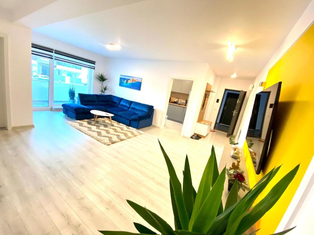 Una sala de estar con un sofá azul y una mesa. en Hunyadi Luxury Kogalniceanu, en Sibiu