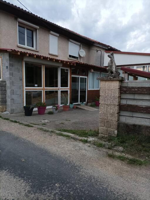 une maison avec une statue d'un chat devant elle dans l'établissement le repos du voyageur, à Estadens