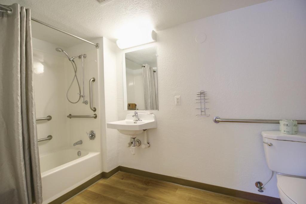 Koupelna v ubytování Motel 6-Lantana West Palm Beach, FL