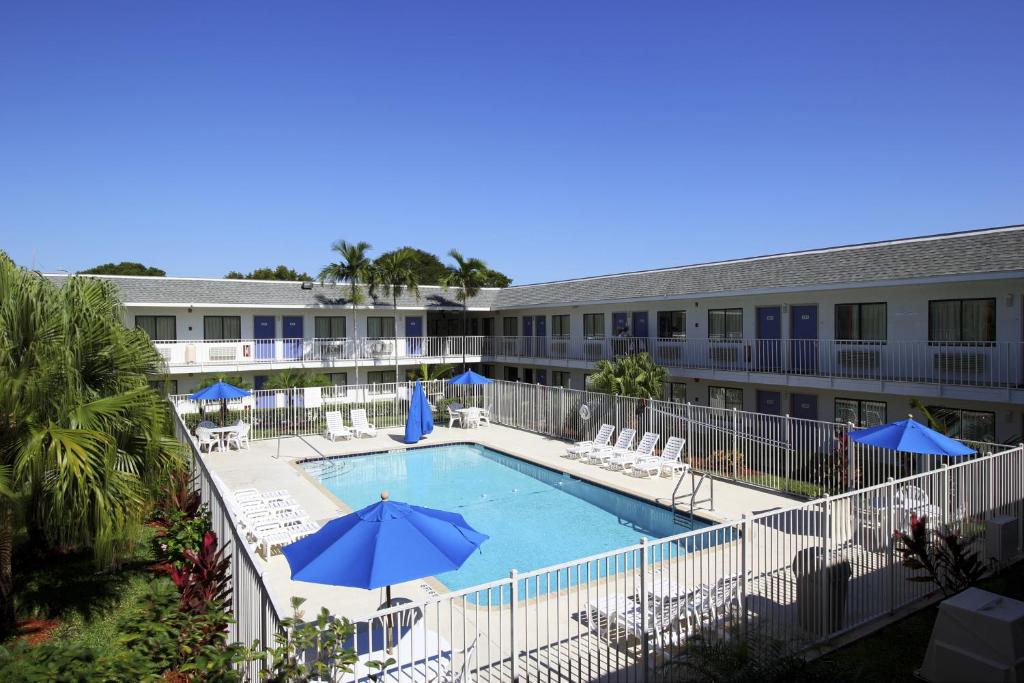 Bazén v ubytování Motel 6-Lantana West Palm Beach, FL nebo v jeho okolí