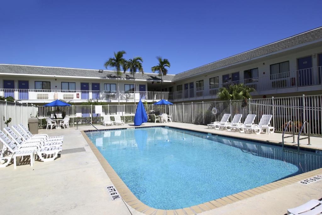 Bazén v ubytování Motel 6-Lantana West Palm Beach, FL nebo v jeho okolí