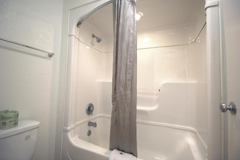 Koupelna v ubytování Motel 6-Lantana West Palm Beach, FL