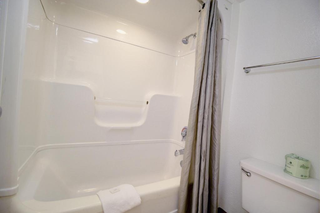Koupelna v ubytování Motel 6-Lantana West Palm Beach, FL