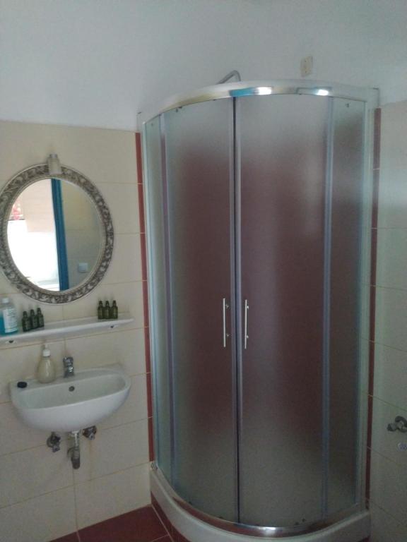 Kamar mandi di Aelia Studios