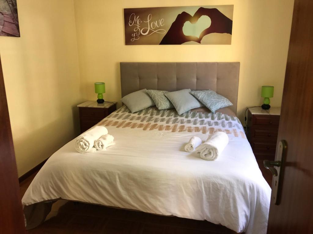um quarto com uma cama grande e toalhas em Terra Chã Cottage,FEEL Home, em São Vicente