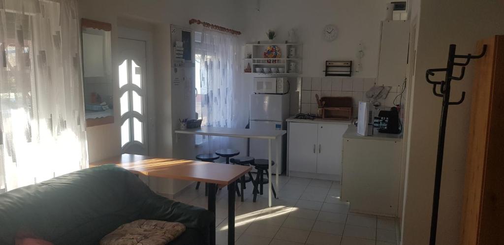 Kuchyň nebo kuchyňský kout v ubytování Harmónia Parasztház és Apartman