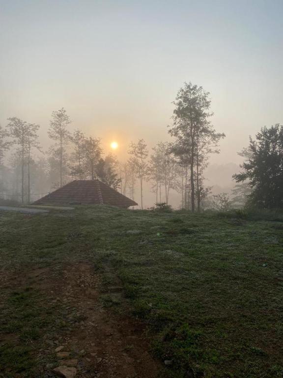 Východ nebo západ slunce při pohledu z ubytování v soukromí nebo okolí