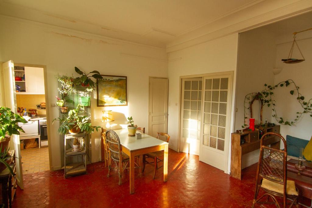 Posedenie v ubytovaní Jolie chambre dans appartement cosy en plein centre