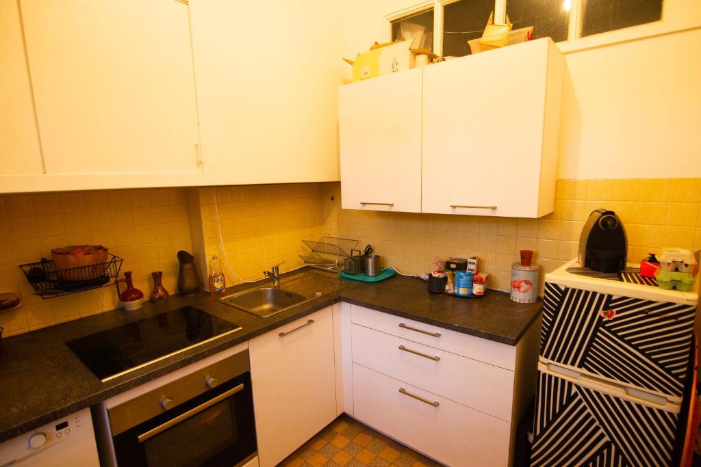 Kuchyňa alebo kuchynka v ubytovaní Jolie chambre dans appartement cosy en plein centre