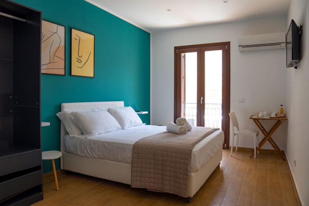 A bed or beds in a room at Verdirooms158