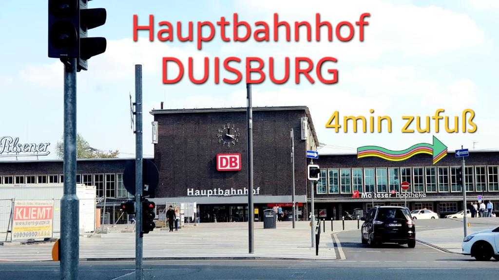 un bâtiment avec un panneau indiquant le harpendeninator busourourcing dans l'établissement ELENA flat Tulpe Duisburg Zentrum, à Duisbourg