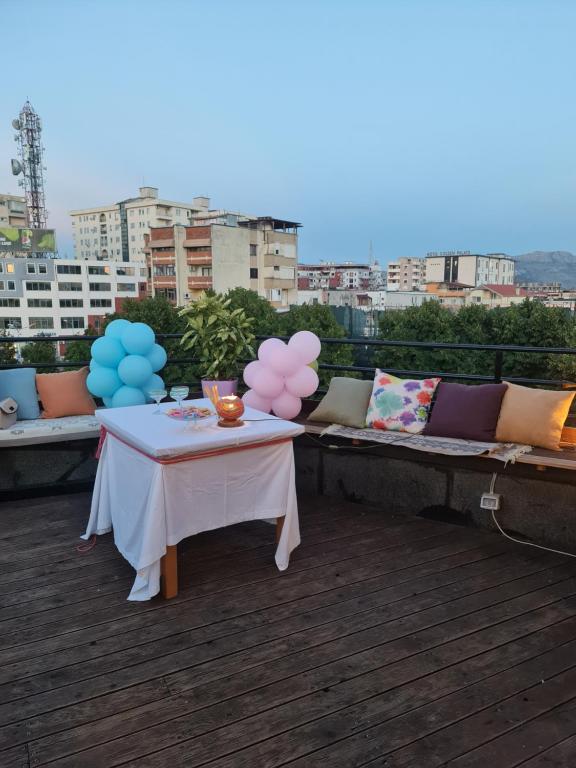 Uma área de estar em The Rooftop Hostel