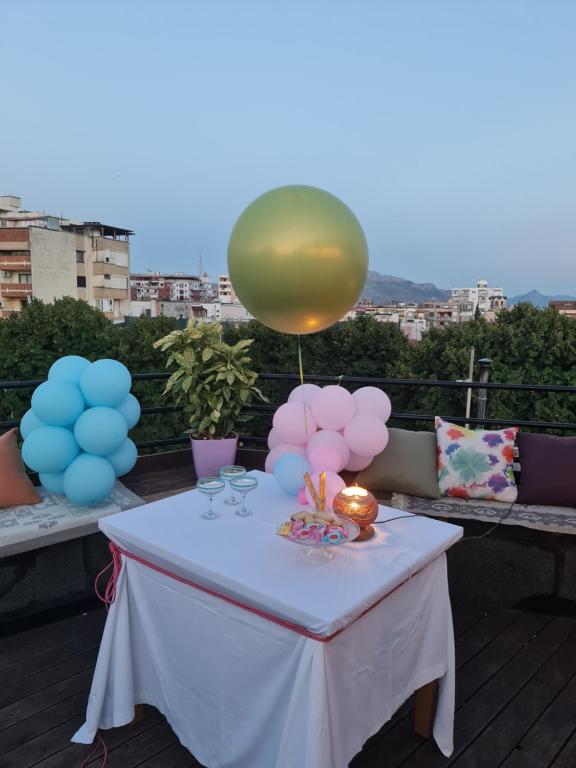 Uma varanda ou terraço em The Rooftop Hostel