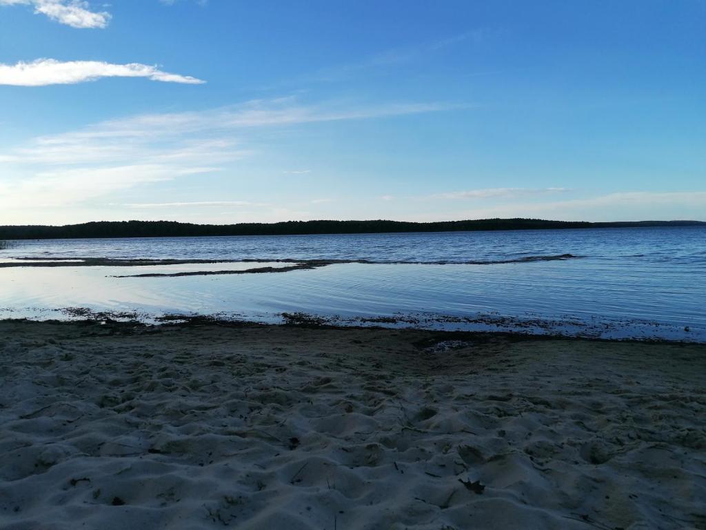 una playa con un cuerpo de agua y el cielo en Mobil Home 4-6 personnes, en Gastes